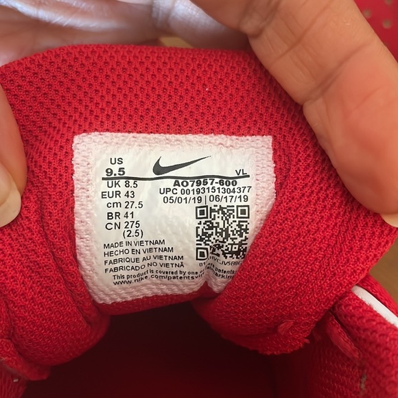 Nike sneakers, Size 9.5 - Picture 8 of 9